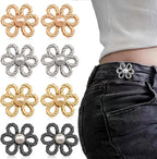 Boutons de jean ajustables en forme de fleur à perle, coloris argent, doré, noir et or rose, avec un modèle argent porté sur la ceinture d'un jean noir